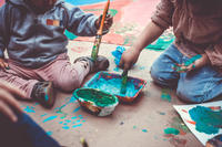 Niños jugando con pinturas y temperas